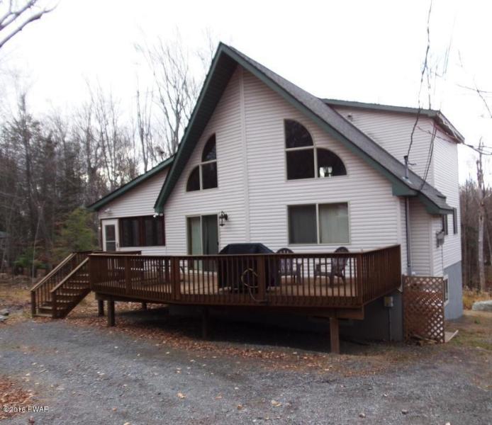1419 Woodview Terrace, The Hideout, Lake Ariel PA: Fully Furnished Chalet