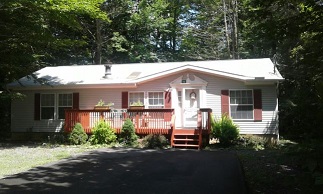 ALL ONE FLOOR LI VING, 3 BEDROOMS, 2 BATHS, LOOKS LIKE A HOME OUT OF HOUSE BEAUTIFUL...CALL ARLENE TODAY  570-269-2319