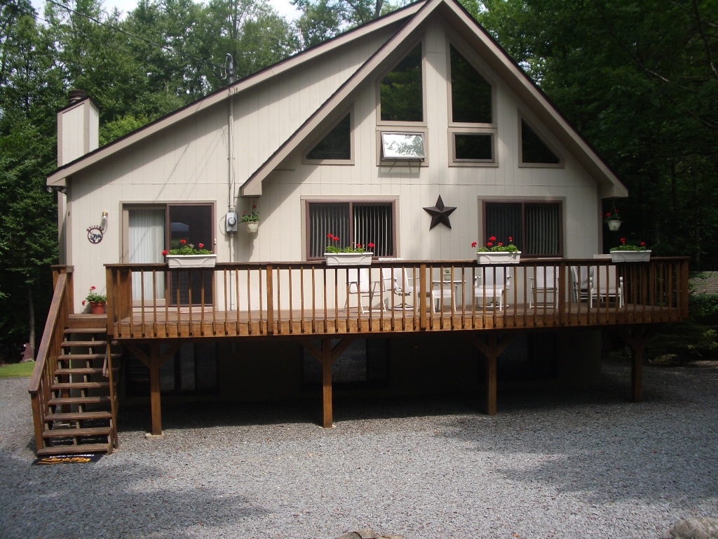Immaculate Chalet in The Hideout PA with Golf Course Views
