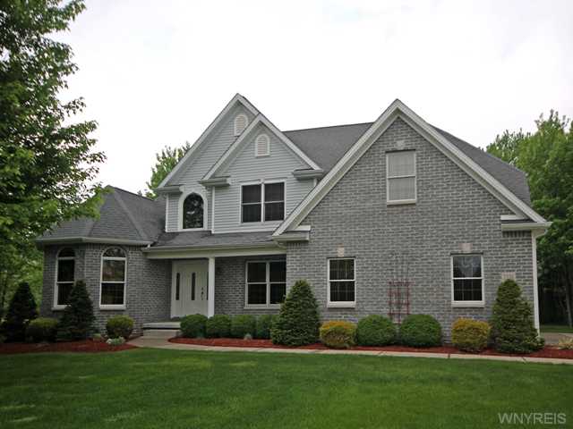 Beautiful 2 story Elegant home on 1.5 acres of land - 7116 Goodrich Road, Clarence