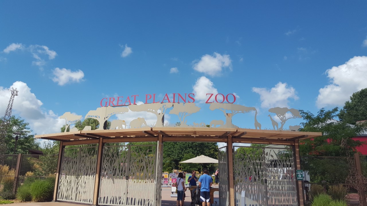RealtorÂ® Donovan O'Donnell Explores The Great Plains Zoo!